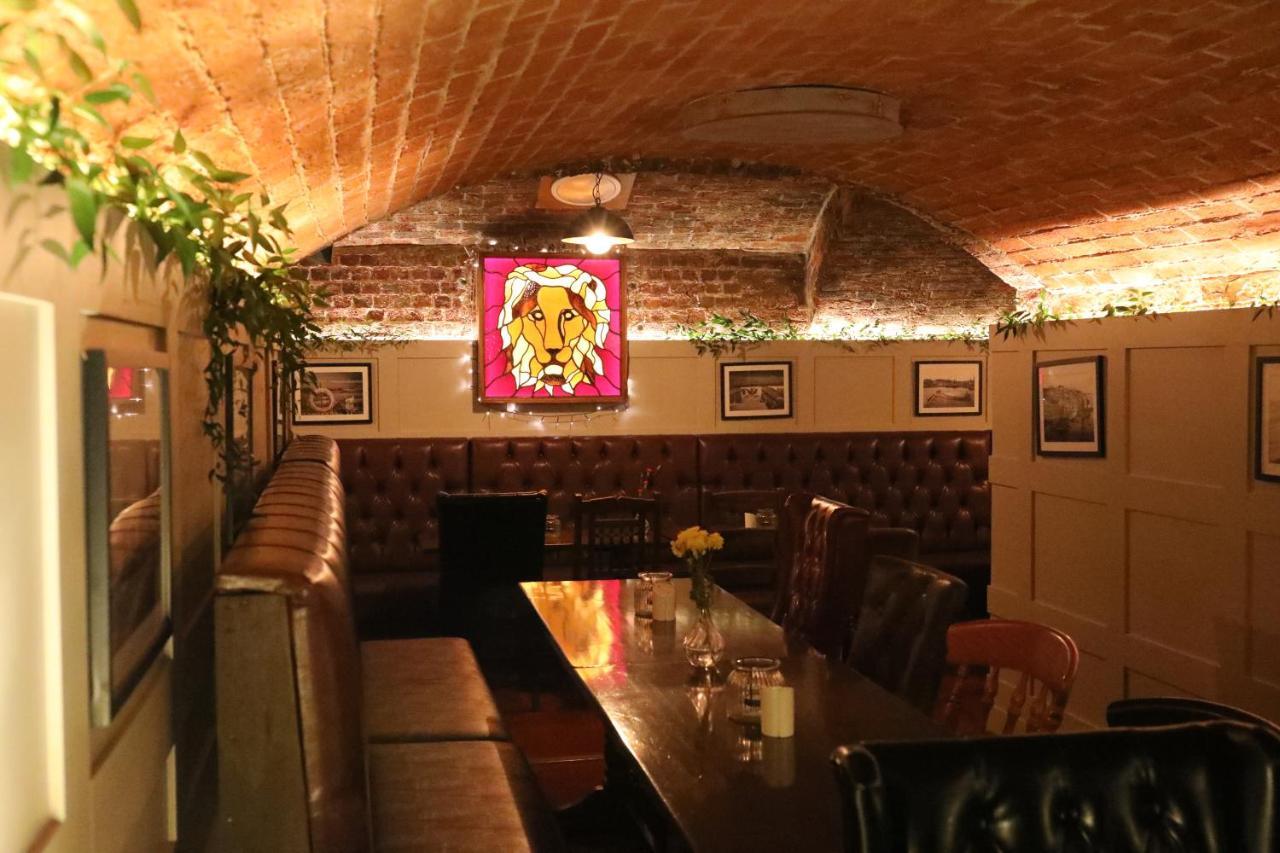 The Red Lion & Cellar Room, Betchworth Екстериор снимка