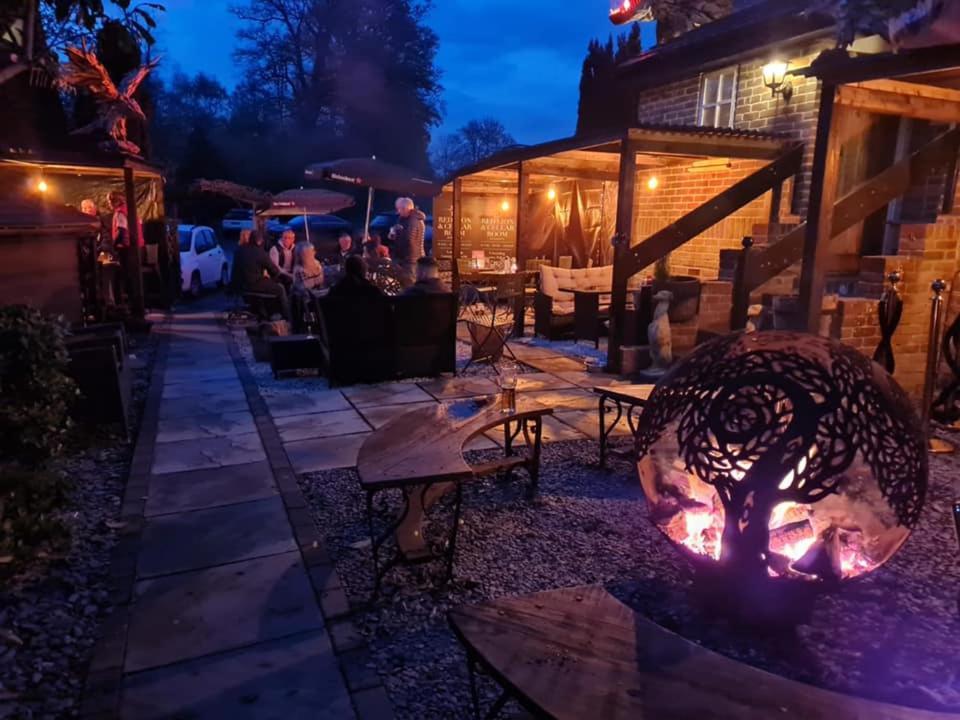 The Red Lion & Cellar Room, Betchworth Екстериор снимка