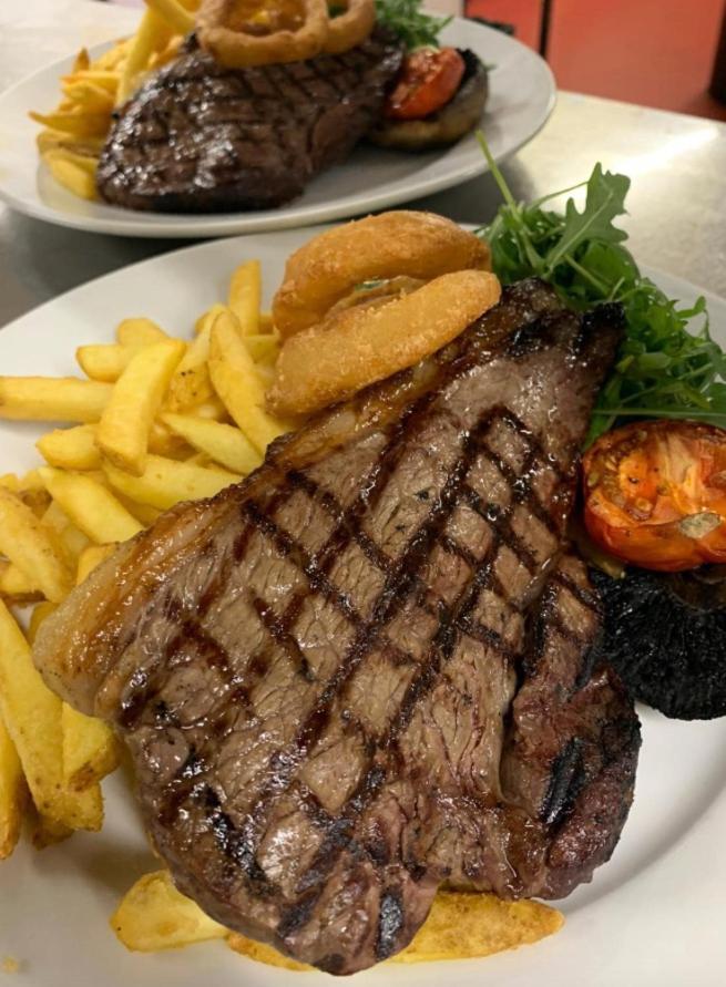 The Red Lion & Cellar Room, Betchworth Екстериор снимка