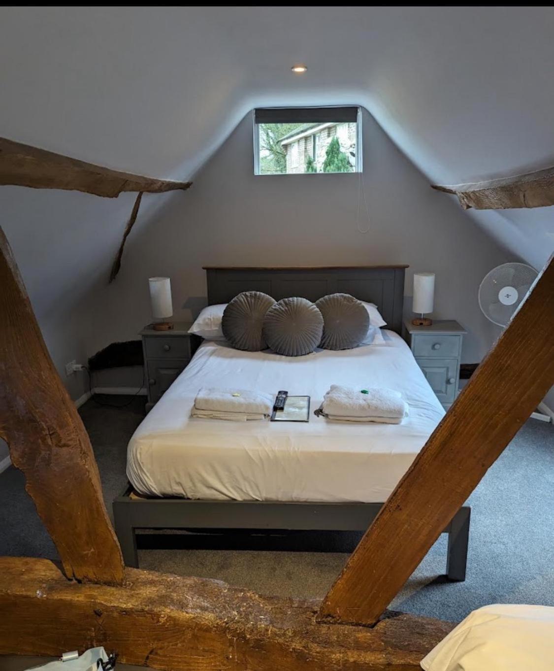 The Red Lion & Cellar Room, Betchworth Екстериор снимка