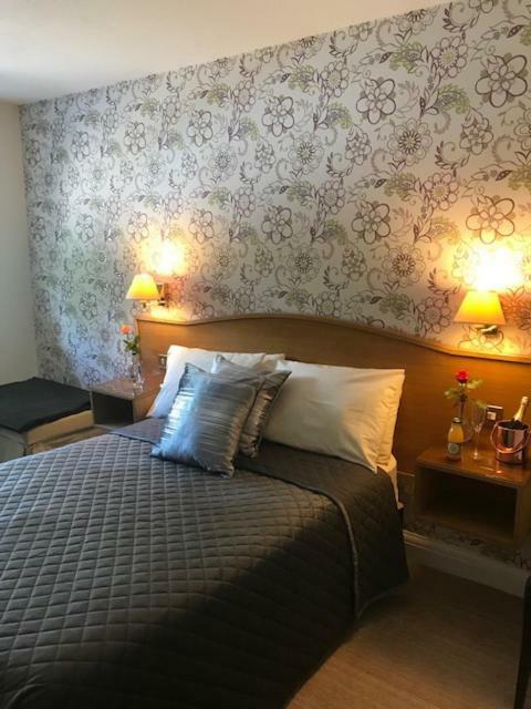 The Red Lion & Cellar Room, Betchworth Екстериор снимка